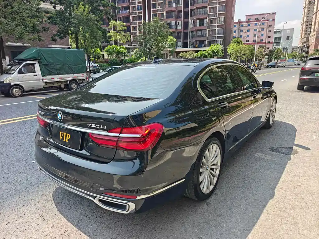 BMW 7 Series — миниатюра 5