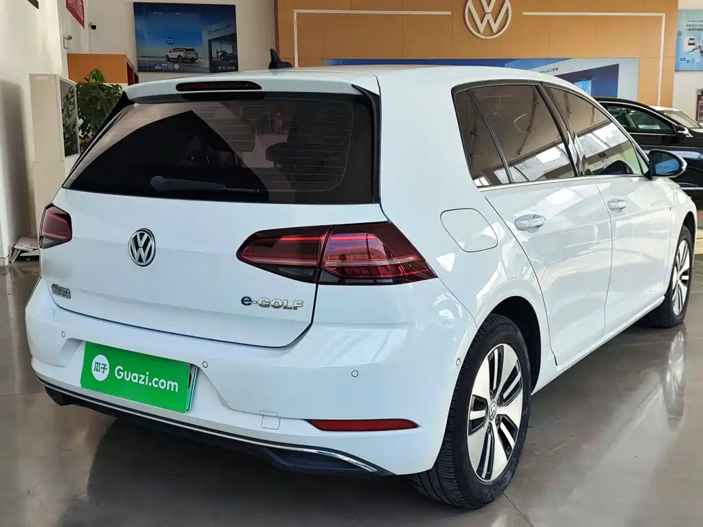 Volkswagen Golf EV — миниатюра 7