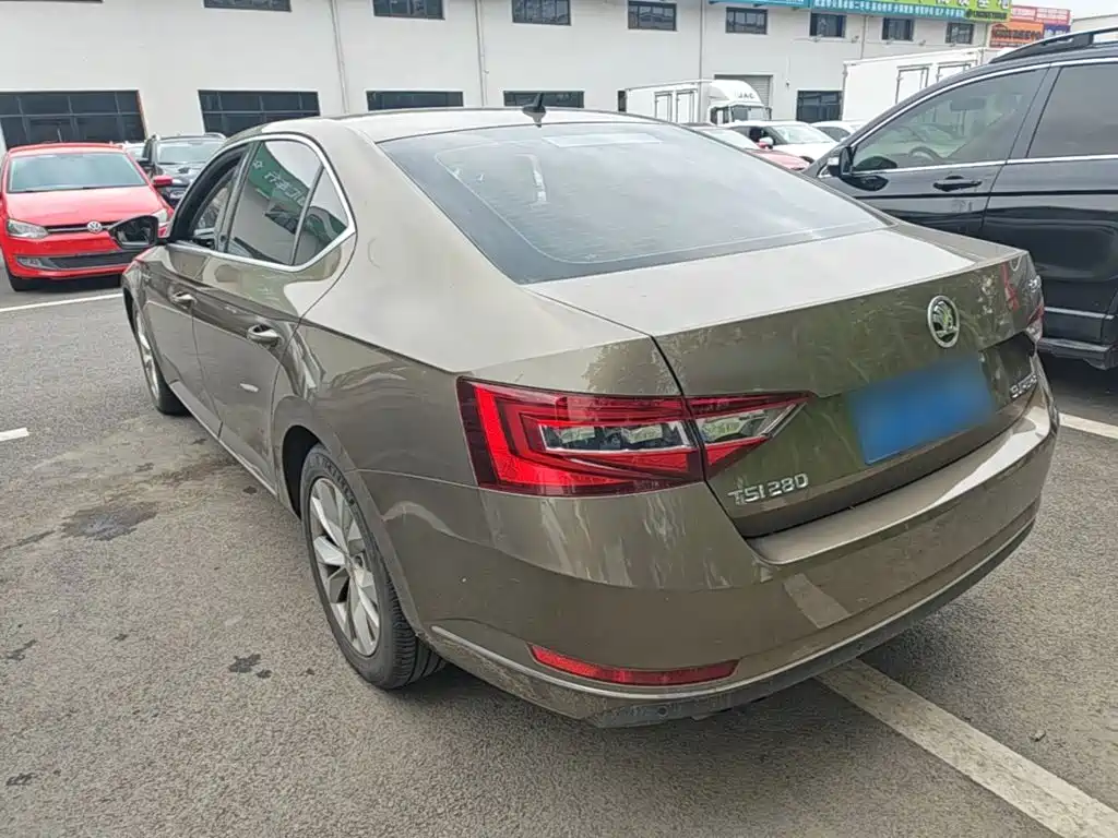Skoda Superb — миниатюра 5
