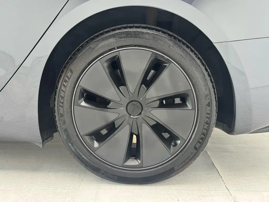 Tesla Model 3 — миниатюра 8