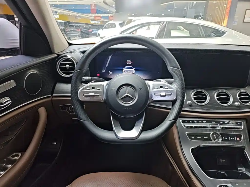 Mercedes-Benz E-Class — миниатюра 11