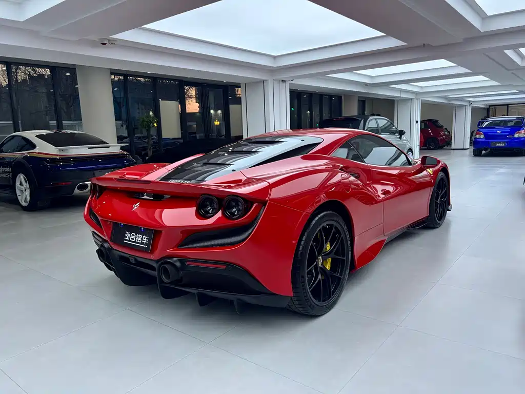 FERRARI F8