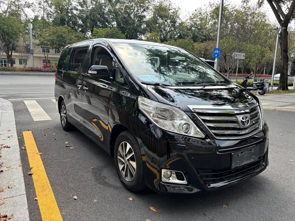 Toyota Alphard — миниатюра 3