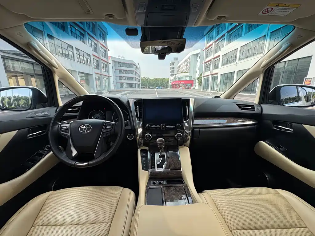 Toyota Alphard — миниатюра 9
