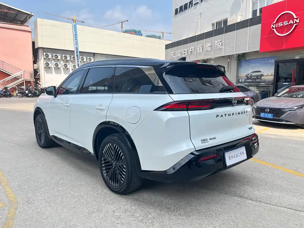 NISSAN EXPLORING THE LAND