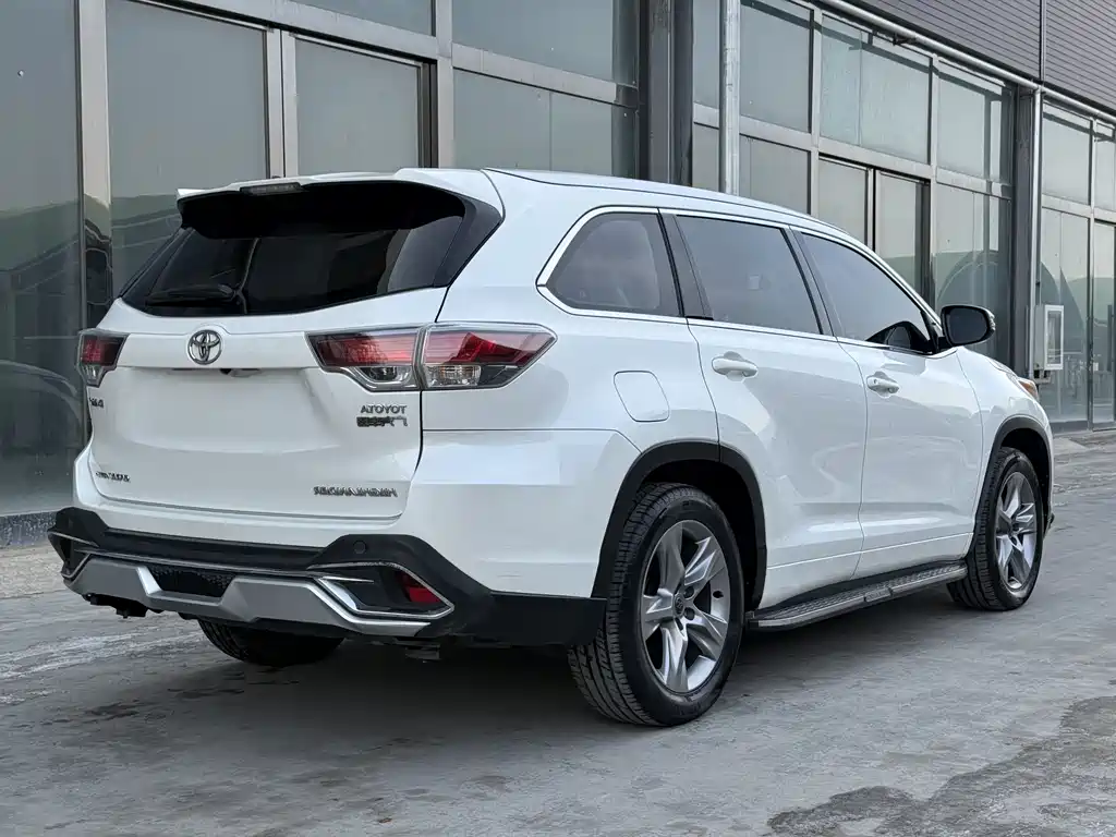 TOYOTA HIGHLANDER