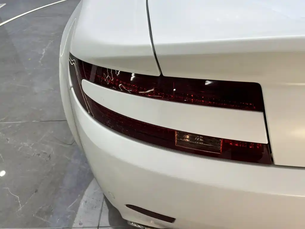 Aston Martin V8 Vantage — миниатюра 9