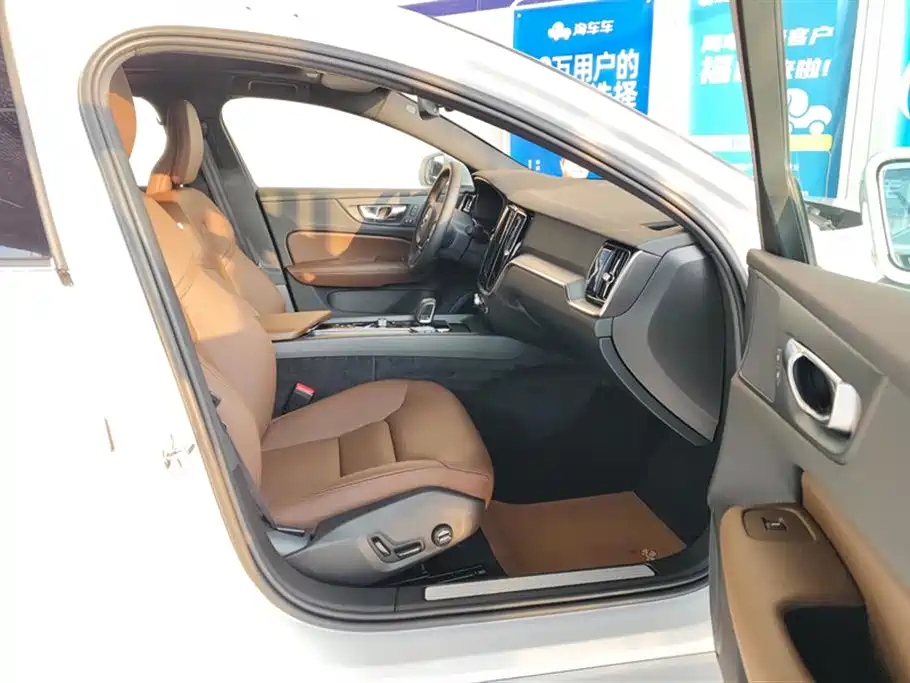 Volvo S60 2026 B4 Luxury