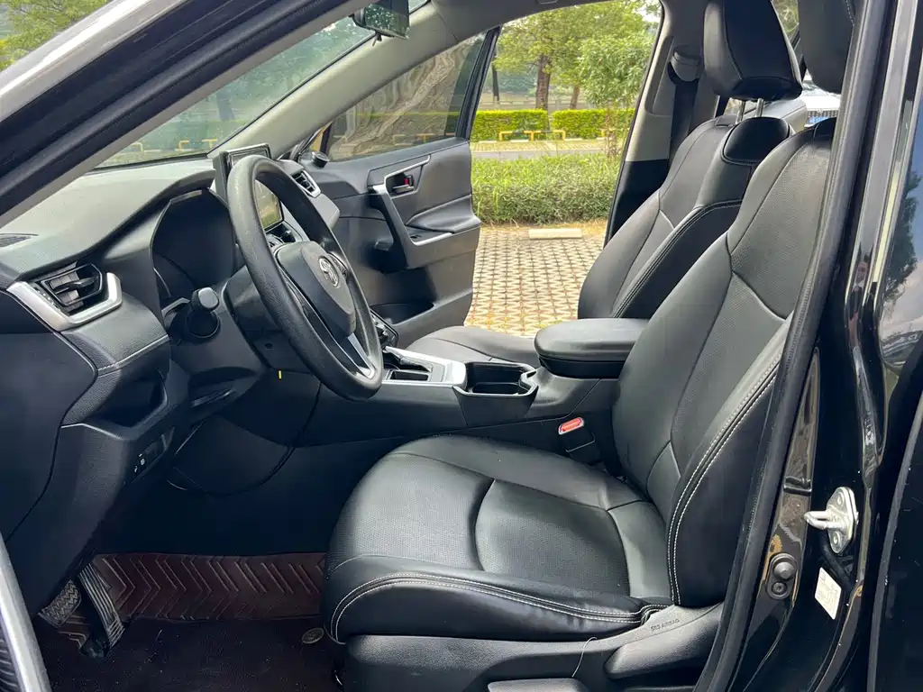 Toyota RAV4 — миниатюра 5