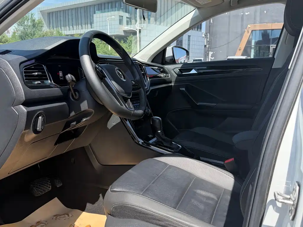 Volkswagen T-Roc 2022 280TSI DSG PLUS