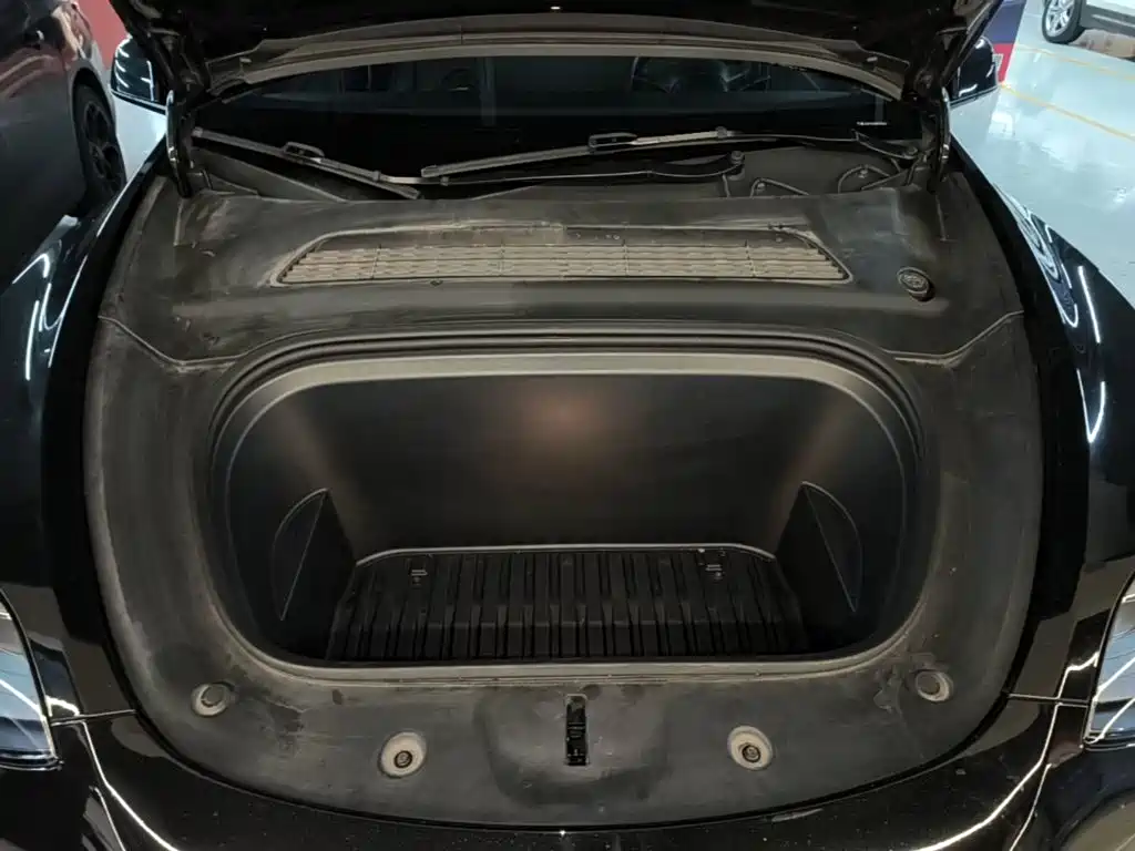 Tesla Model Y — миниатюра 20