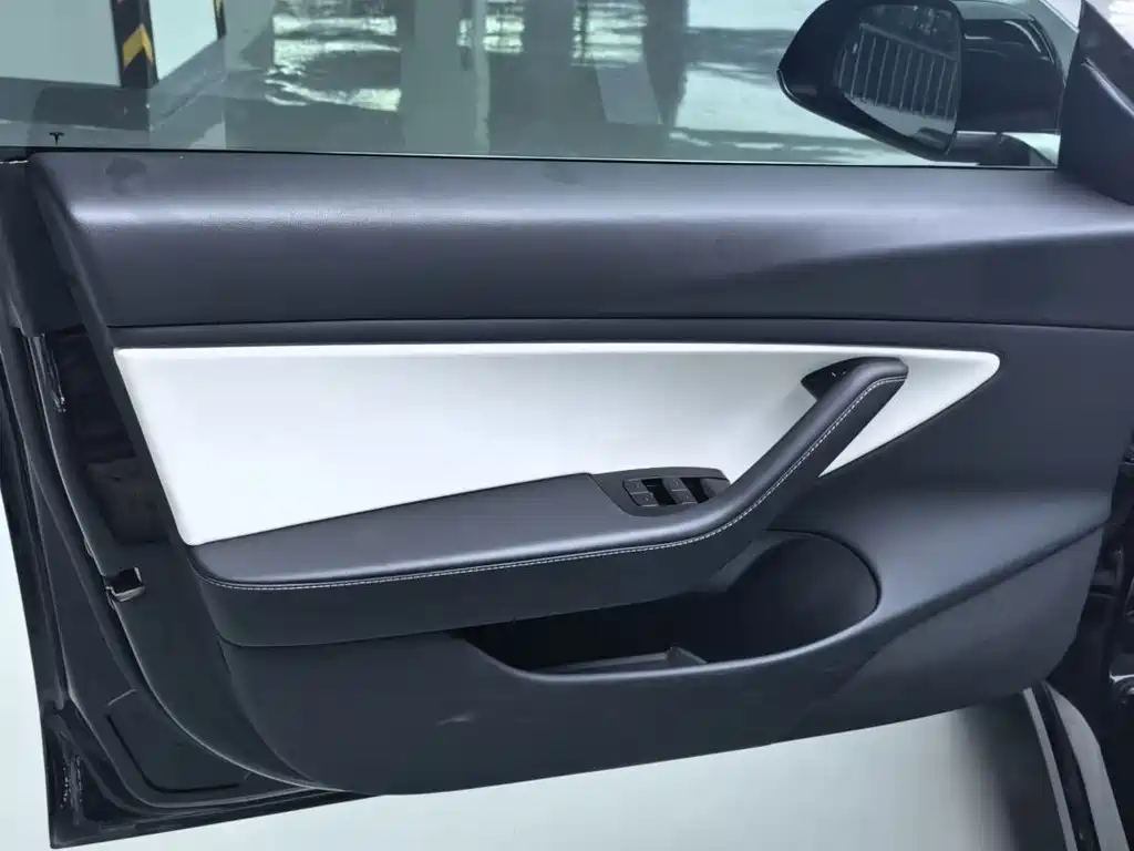 Tesla Model 3 — миниатюра 5