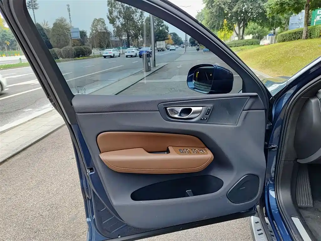 VOLVO XC60 PLUG IN HYBRID