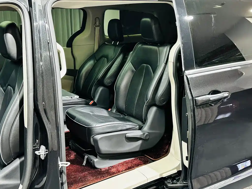 Chrysler Grand Voyager (Import) — миниатюра 12