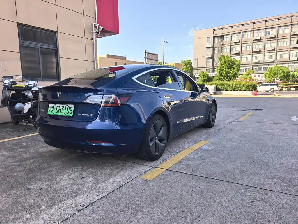 Tesla Model 3 — миниатюра 7