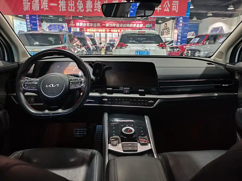 KIA LION PLATINUM EXPANDS THE WORLD