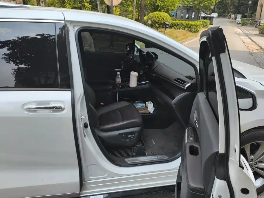 Toyota Sienna — миниатюра 8