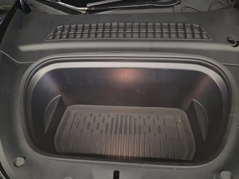 Tesla Model Y — миниатюра 10