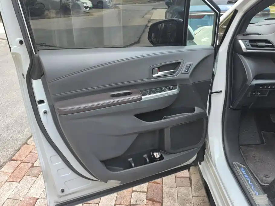 Toyota Sienna — миниатюра 7