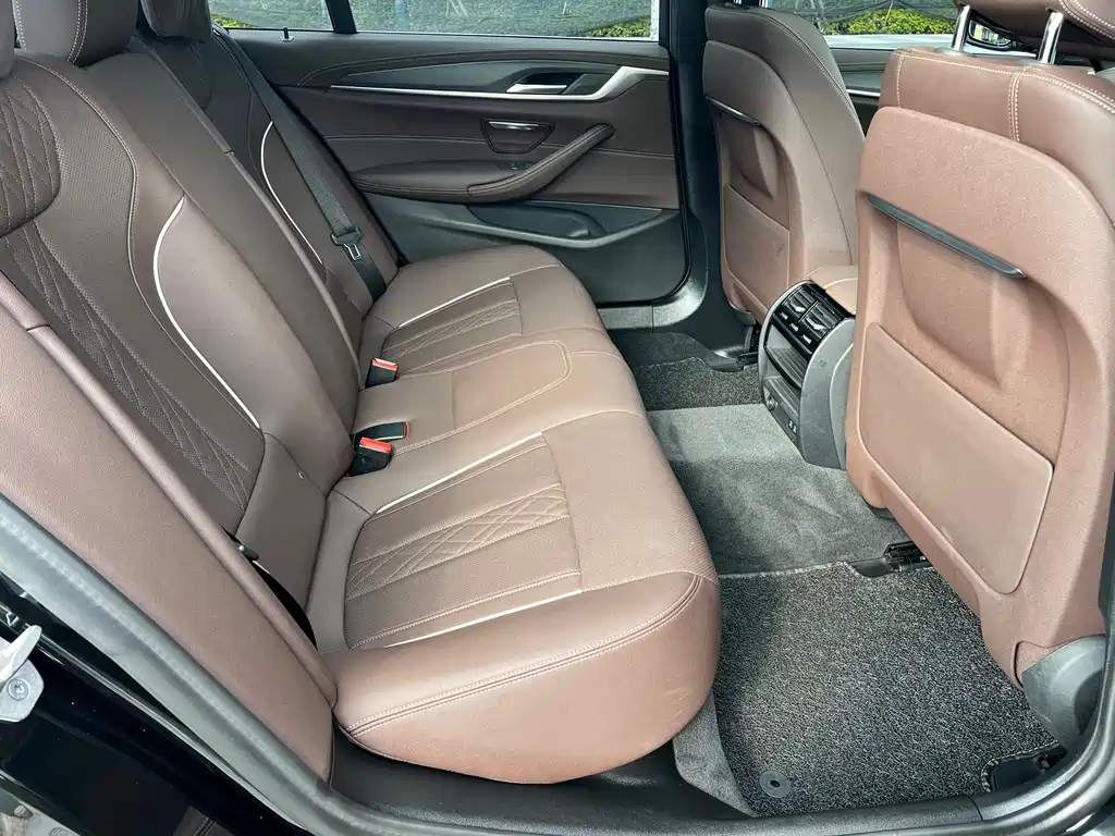 BMW 5 Series — миниатюра 12