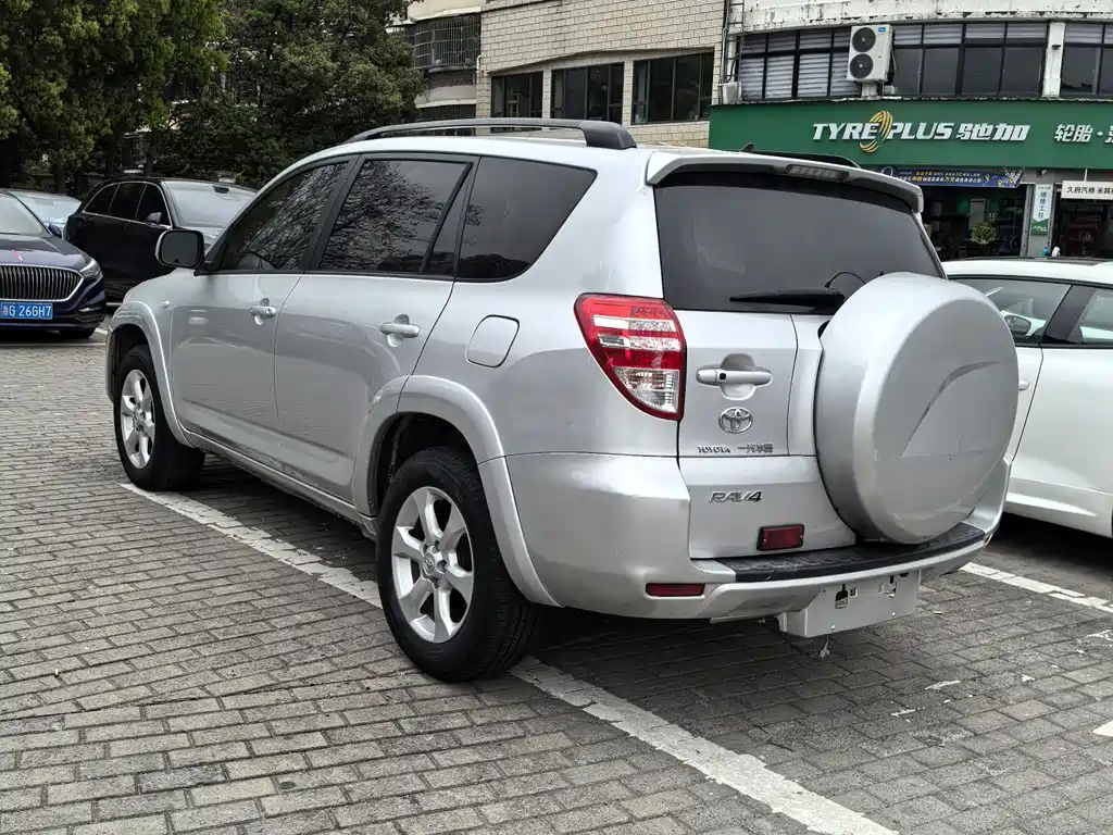 Toyota RAV4 2009 2.4L AT Luxury