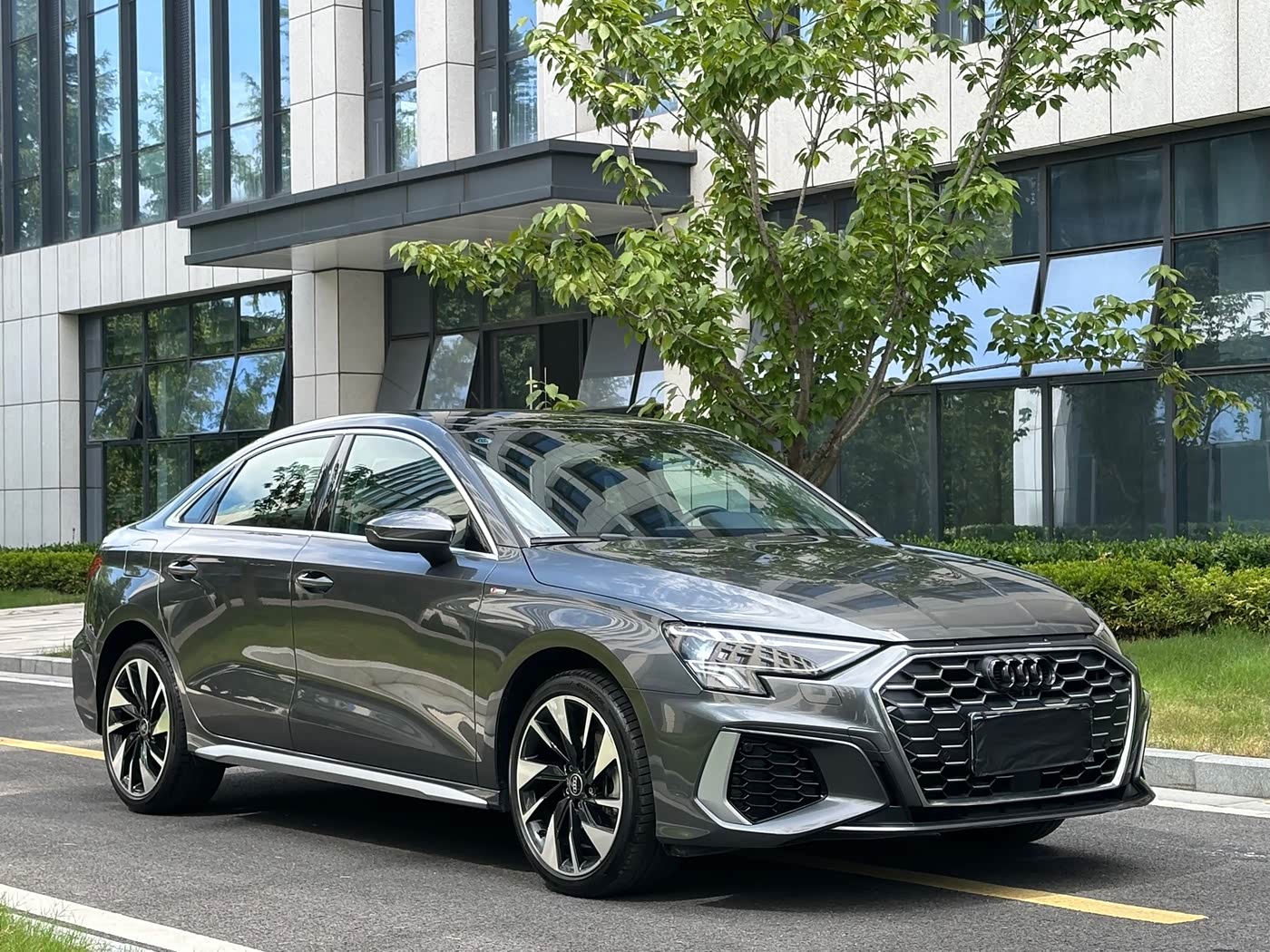 Audi A3 1.4 л 2024 г. Серебристо-серый, пробег 15000 км