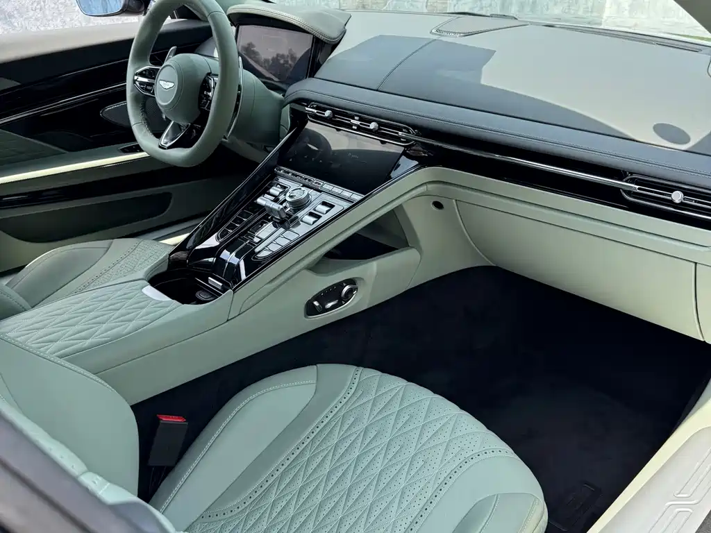 Aston Martin DB12 — миниатюра 12