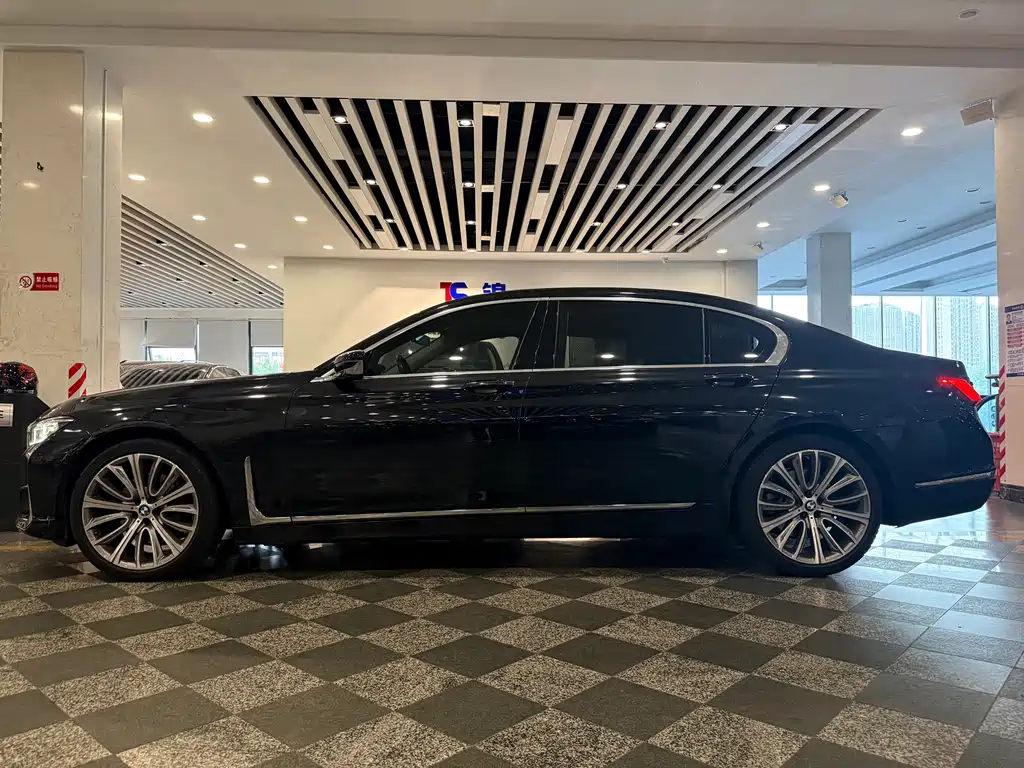 BMW 7 Series — миниатюра 3