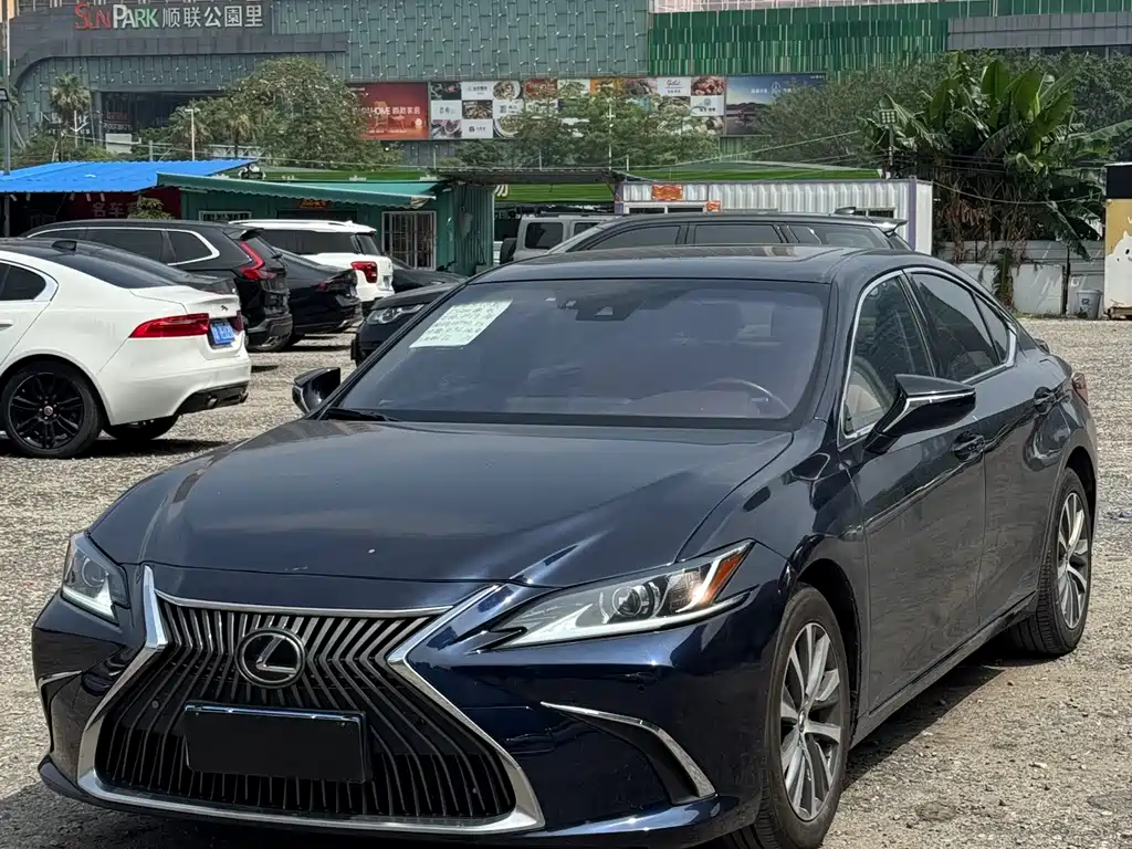 Lexus ES 2019