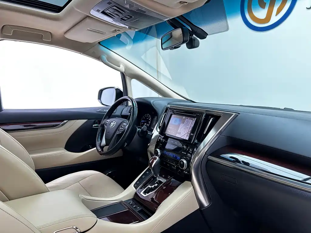 Toyota Alphard — миниатюра 21