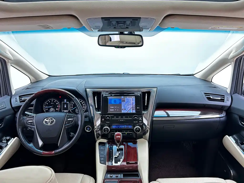 Toyota Alphard — миниатюра 20