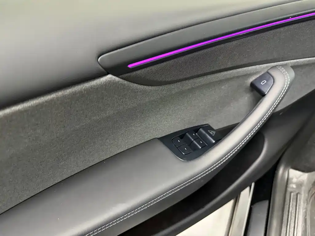 Tesla Model Y — миниатюра 2