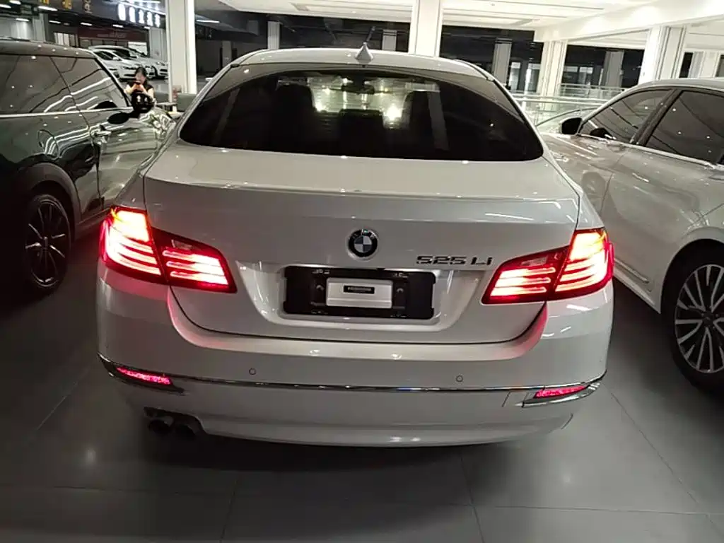 BMW 5 Series — миниатюра 6