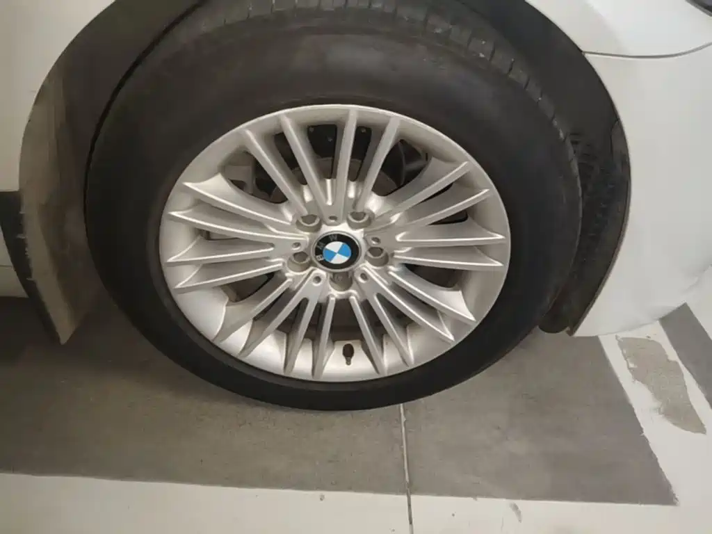BMW 5 Series — миниатюра 12