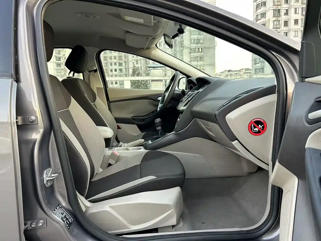 Ford Focus Sedan 1.6L Manual Comfort Type, фото 15