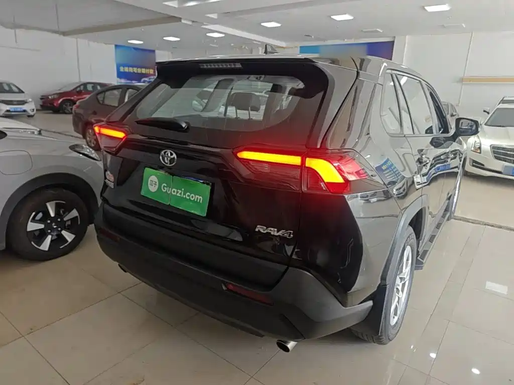 Toyota RAV4 — миниатюра 7