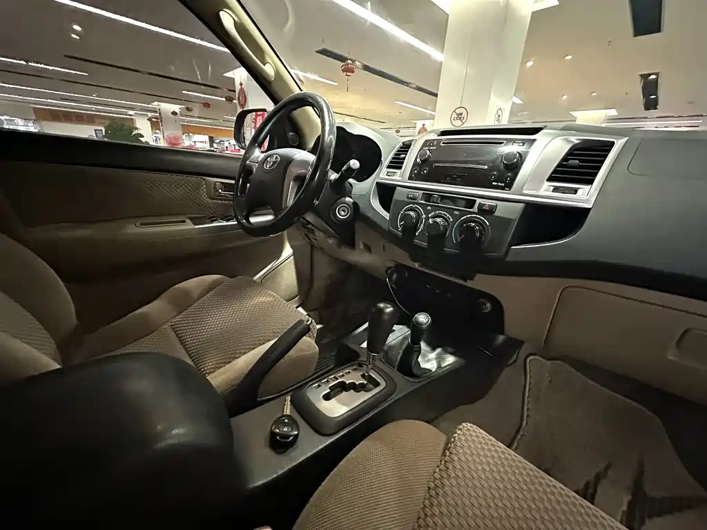 Toyota Fortuner — миниатюра 14