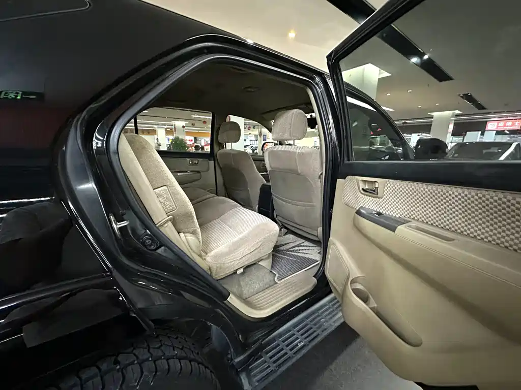 Toyota Fortuner — миниатюра 20