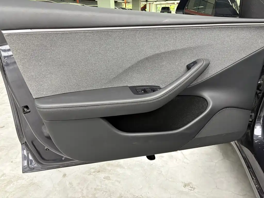 Tesla Model 3 — миниатюра 5