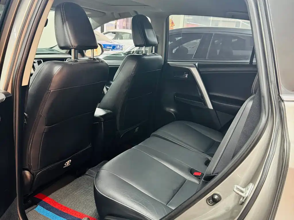 Toyota RAV4 — миниатюра 8