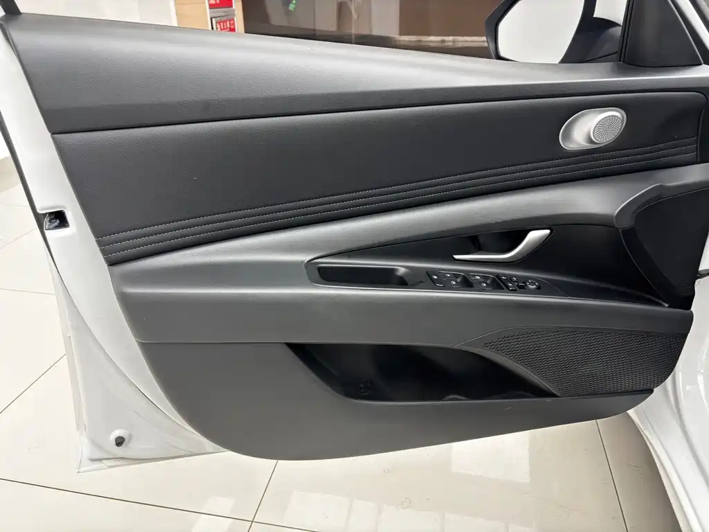 Hyundai Elantra — миниатюра 13