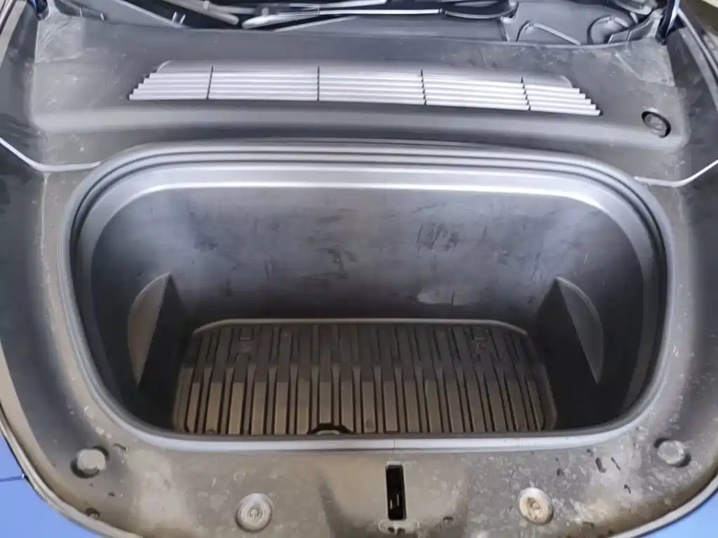 Tesla Model Y — миниатюра 20