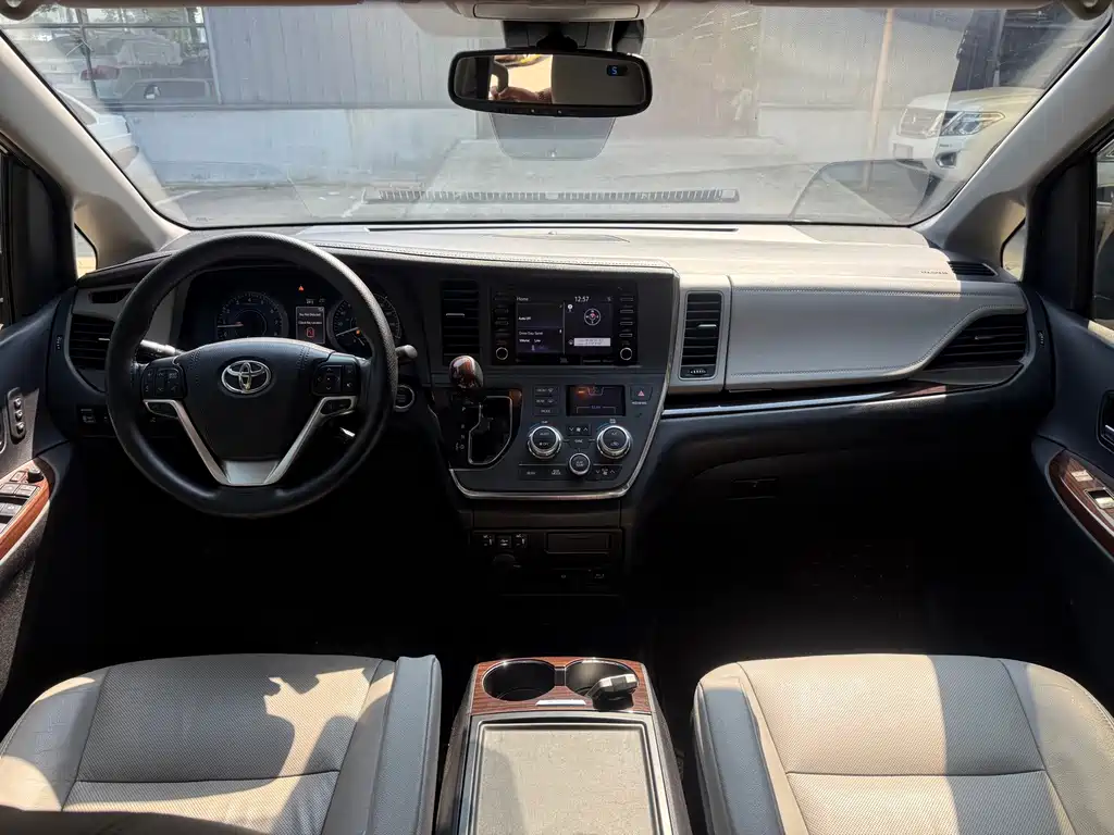 Toyota Sienna — миниатюра 13