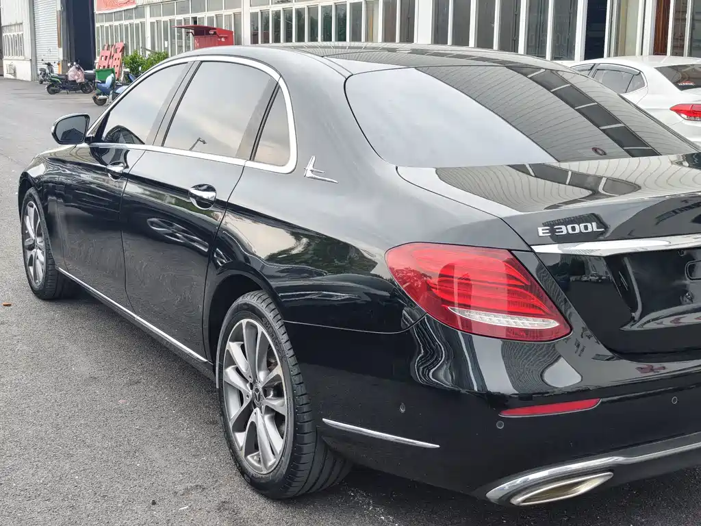 Mercedes-Benz E-Class — миниатюра 8
