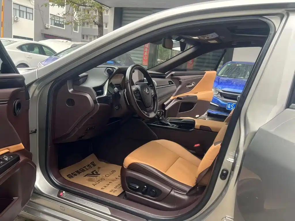 Lexus ES 2020 300h