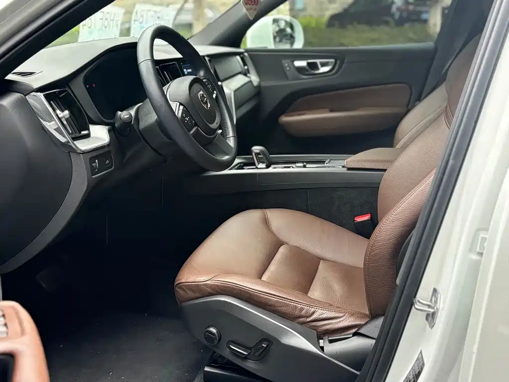 Volvo XC60 2022 B5 Luxury