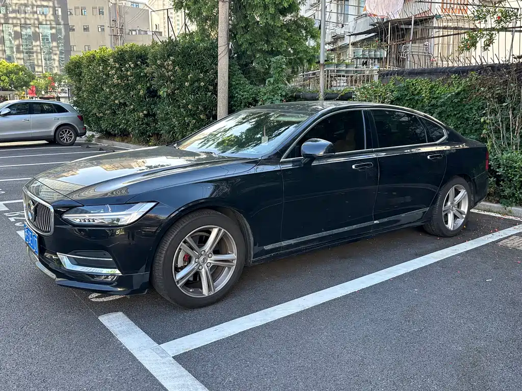 Купить Volvo S90