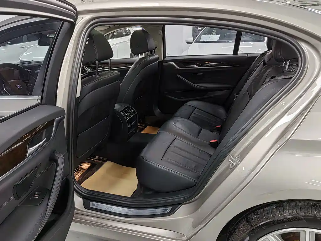 BMW 5 Series — миниатюра 14