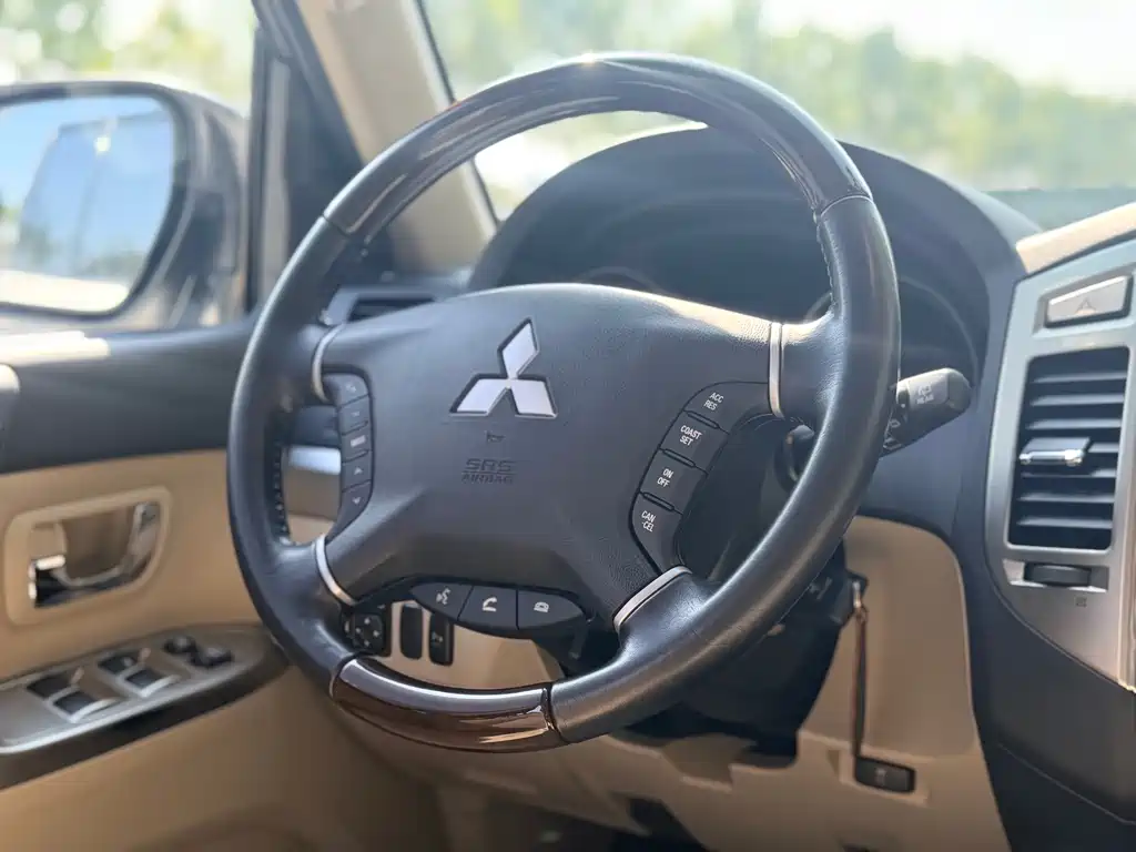 Mitsubishi Pajero (Import) — миниатюра 10