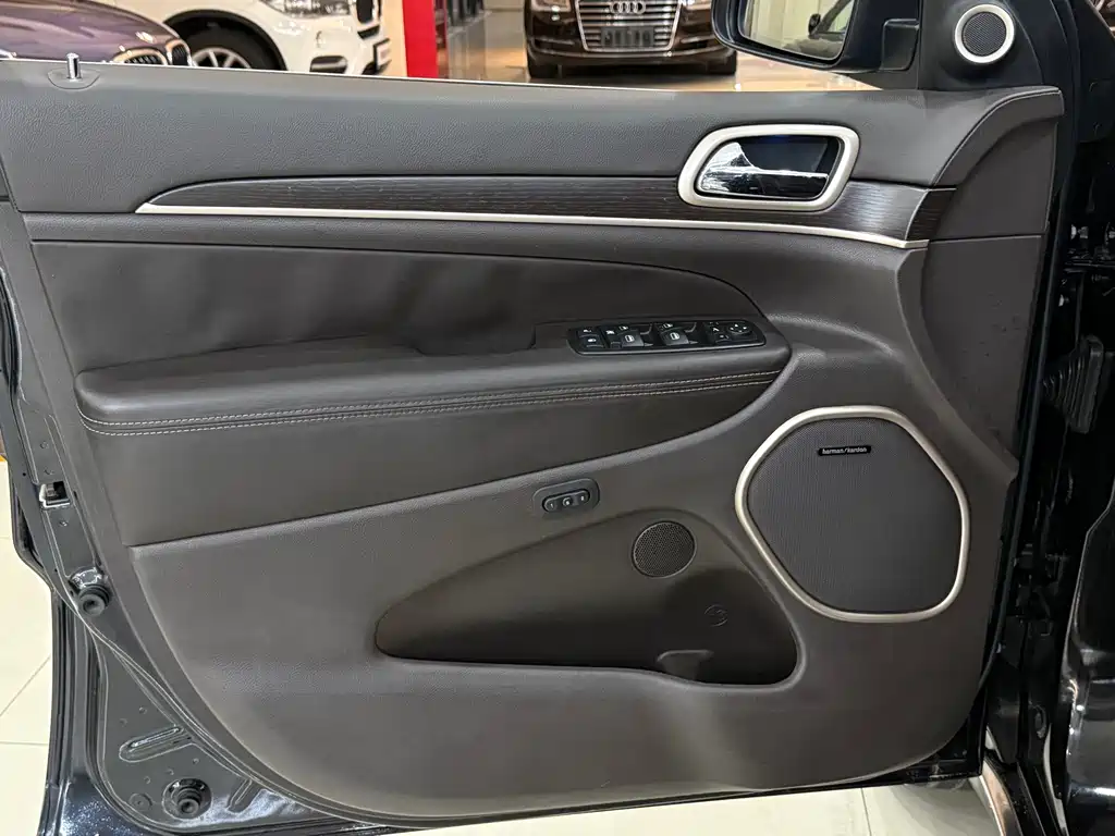 Jeep Grand Cherokee (Import) — миниатюра 4